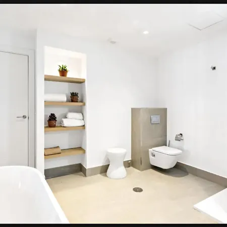 Puerto Banus Luxury Located In Harbor *