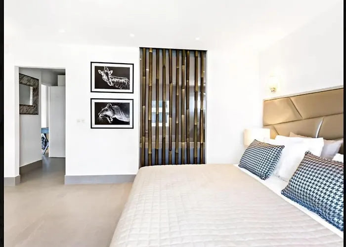 Puerto Banus Luxury Located In Harbor *