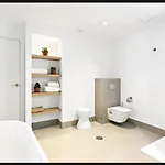 Puerto Banus Luxury Located In Harbor *