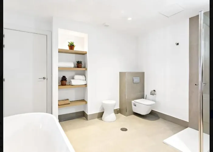 Puerto Banus Luxury Located In Harbor *